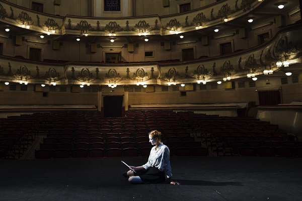 Artista sul palco di un teatro.